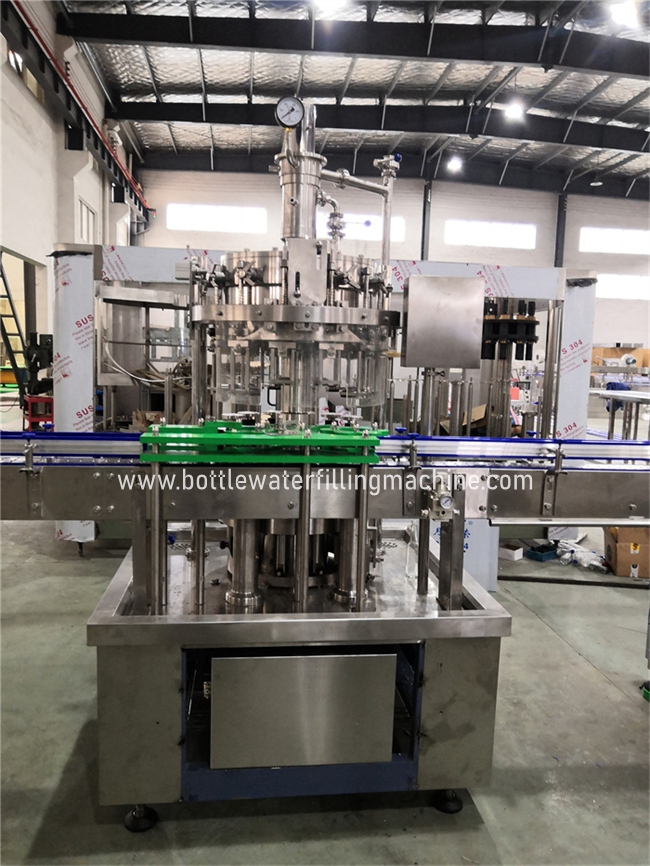 Linha de produção carbonatada Isobaric da bebida, velocidade ajustável de engarrafamento carbonatada do equipamento 1
