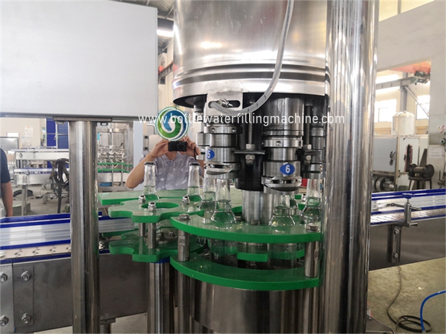 Linha de produção carbonatada Isobaric da bebida, velocidade ajustável de engarrafamento carbonatada do equipamento 2