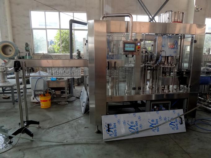 A eficiência elevada carbonatou a máquina de enchimento da bebida/água de soda para a polpa que enche 3-In-1 0