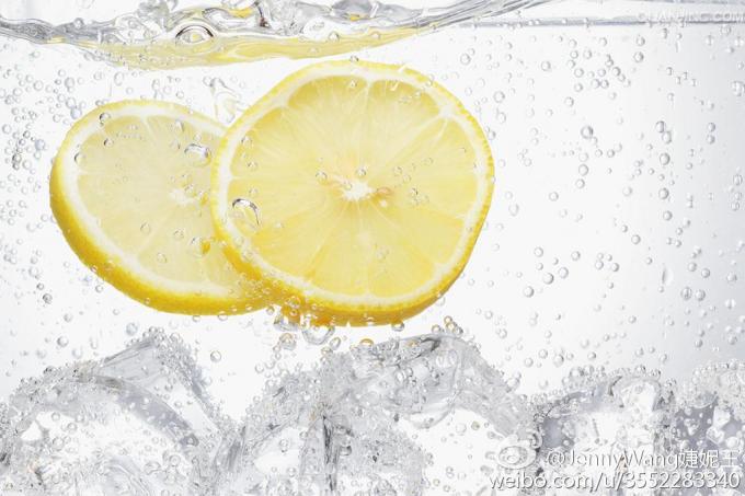 A eficiência elevada carbonatou a máquina de enchimento da bebida/água de soda para a polpa que enche 3-In-1 3