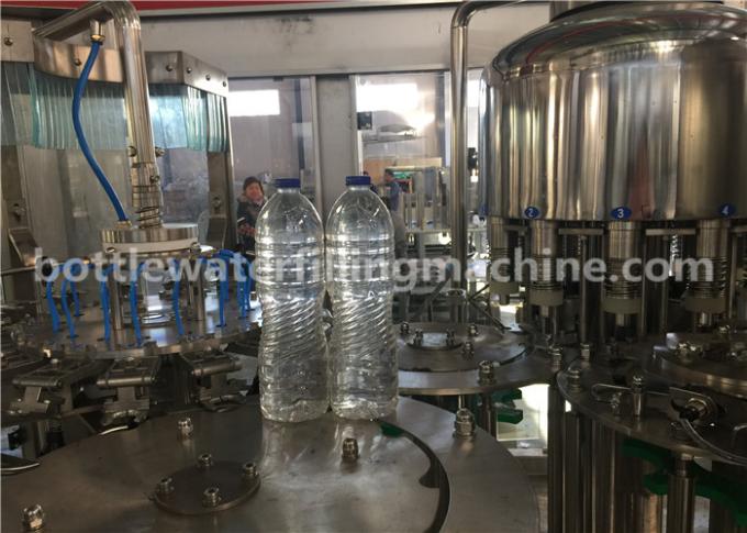 Linha de enchimento de engarrafamento máquina de engarrafamento pura 4.23KW do líquido 3-In-1 giratório da água 0