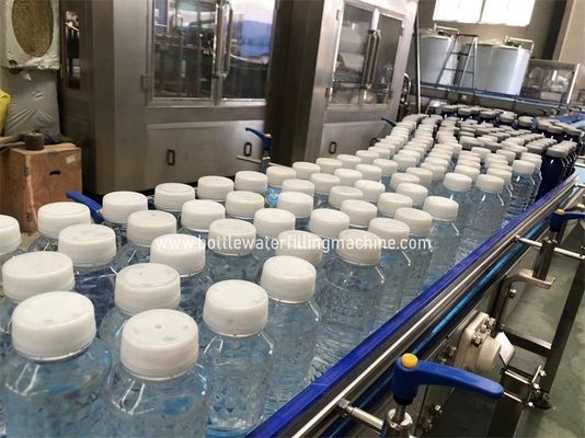 Suco plástico automático da garrafa, enchimento da água mineral e máquina tampando